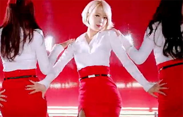 초아 과감한 엉덩이 터치.초아의 실감있는 안무가 팬들의 관심을 끌고 있다./AOA짧은치마뮤직비디오 캡처