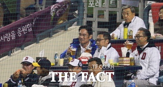 이재용 부회장은 지난해 11월에도 삼성 라이온즈와 넥센 히어로즈의 한국시리즈 6차전을 보기 위해 서울 잠실구장을 찾아 재계 안팎의 관심을 받은 바 있다.