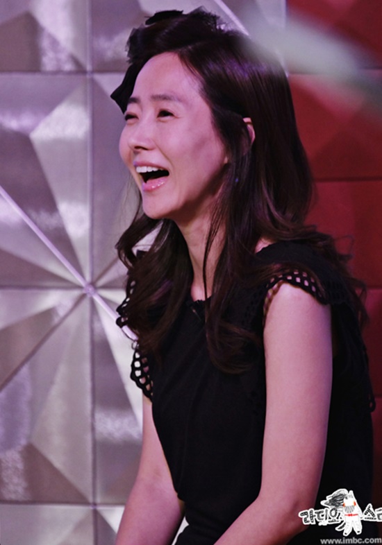 강수지, 실제 나이는 바로! 가수 강수지가 황금어장에 출연해 주목받은 가운데 강수지의 실제 나이가 49살이라는 사실이 알려져 네티즌 사이 이목이 집중됐다. /MBC황금어장 공식 홈페이지