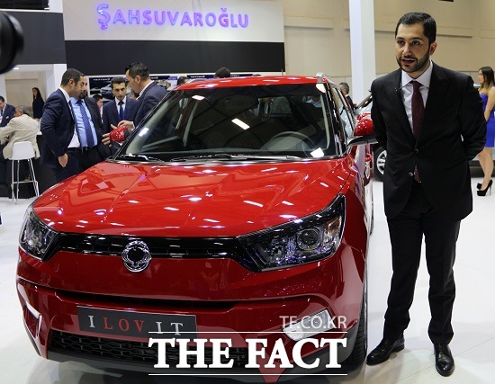 쌍용자동차, 이스탄불 모터쇼 참가 쌍용자동차가 이스탄불모터쇼에서 전략 모델 티볼리를 공개, 현지 스포츠유틸리티차량(SUV) 시장 공략을 본격화한다고 22일 밝혔다. 유누스 사슈바로글루 쌍용자동차 대리점 부사장 / 쌍용자동차 제공