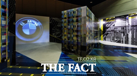 BMW 코리아, SOAF서 아트 콜라보레이션 인간 척도 전시 BMW 코리아는 오는 24일까지 열리는 서울오픈아트페어(SOAF)의 특별전인 디자인 아트 워크에 자사의 다이내믹하고 우아한 움직임의 감성을 담은 아트 콜라보레이션 인간 척도를 전시했다고 22일 밝혔다. / BMW 코리아 제공