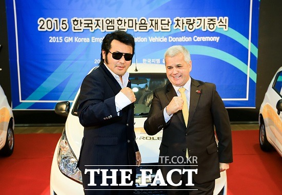 한국지엠, 차량기증사업 시행 어려운 이웃 발 되겠다 한국지엠 임직원들이 설립한 사회복지법인 한국지엠한마음재단이 인천사회복지공동모금회와 함께 전국 사회복지기관 및 시설에 봉사활동 지원 차량으로 쉐보레 스파크 37대와 다마스 3대를 기증했다고 22일 밝혔다. 김보성(왼쪽), 세르지오 호샤 한국지엠 사장 / 한국지엠 제공