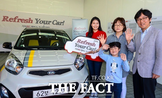 기아차, 첫 차 느낌 그대로 리모델링 이벤트 시행 기아자동차는 21일 경기도 의왕시에 있는 오토앤에서 기아차 고객의 차량을 새롭게 변신시켜 주는 기아레드멤버스 카 리모델링 이벤트를 시행했다고 22일 밝혔다. / 기아자동차 제공