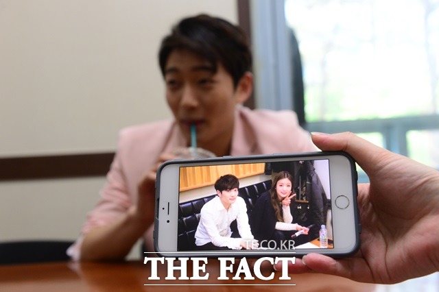 데이비드 오-보미 콜라보. 데이비드 오가 자신의 데뷔곡 알아 알아에서 걸그룹 에이핑크 보미와 듀엣으로 목소리를 맞췄다. /남윤호 기자