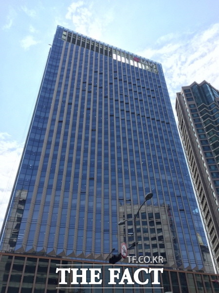 공격적 마케팅 LG유플러스는 22일 ‘LG G4’와 ‘갤럭시S6’의 공시지원금을 업계 최고 수준으로 대폭 상향했다고 밝혔다./ 더팩트DB