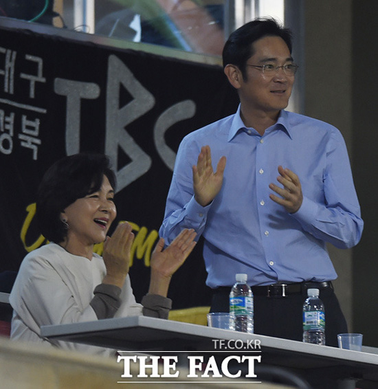 이재용(오른쪽) 삼성전자 부회장이 어머니 홍라희 여사와 21일 열린 삼성전을 관람하고 있다. /더팩트DB