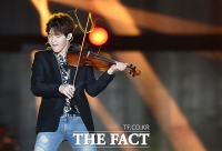 [TF포토] 헨리, '표정으로 연주하는 바이올린'
