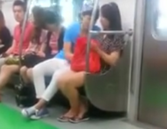 유튜브 지하철 애정행각 커플 도를 넘어섰다. 유튜브에 올라온 지하철 애정행각 커플의 영상이 누리꾼들의 눈살을 찌뿌리게 했다./유튜브 영상 캡처