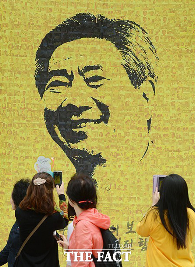 노무현 서거 6주기! 노무현 서거 6주기를 맞아 여야 대표가 봉하마을서 한자리에 앉는다. / 더팩트DB