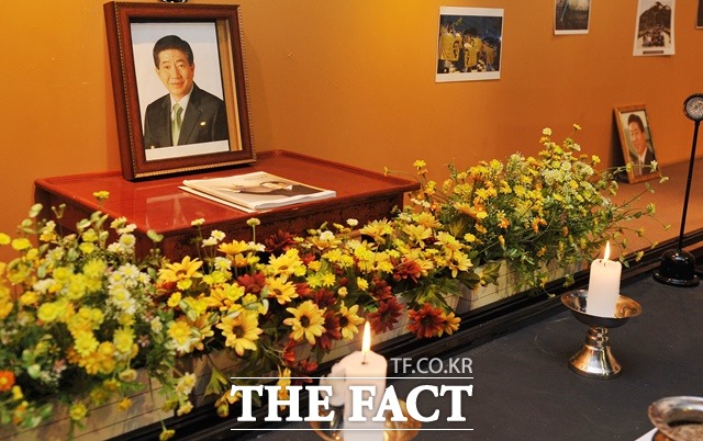 비노 향한 원색적 비난 쏟아져 경상남도 김해 봉하마을에서 23일 열린 고 노무현 전 대통령 서거 6주기 추도식에서는 친노와 비노 진영 간의 갈등이 드러났다. 일부 참석자들은 비노를 대표하는 김한길 전 대표와 박지원 전 원내대표에게 물세례와 함께 원색적인 비난을 쏟아냈다./문병희 기자