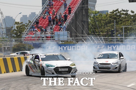 메인 이벤트인 코리아 스피드 페스티벌(KSF) 2차전은 23일 예선, 24일 본선으로 나눠 진행, 제네시스 쿠페, 벨로스터 터보, 아반떼, K3쿱 등 모두 92대가 출전해 2.5km의 도심 서킷에서 열전을 펼쳤다.