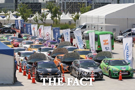 현대차, 인천 도심 서킷서 국내 최대 자동차 축제 열어 현대자동차는 23~24일 이틀 동안 인천 송도 국제업무지구역 일대에서 열린 국내 유일의 도심 레이싱 축제 더 브릴리언트 모터 페스티벌 2015가 성황리에 진행됐다고 24일 밝혔다. / 현대자동차 제공