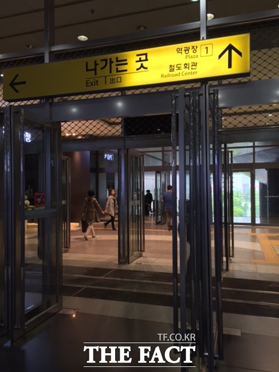 아이파크몰이 위치한 용산역은 최근 광주까지 개통된 호남선KTX와 지하철 1호선, 4호선, ITX청춘, 경의중앙선 등이 지나 교통접근성이 좋다. 용산역사와 연결돼 있는 아이파크몰.