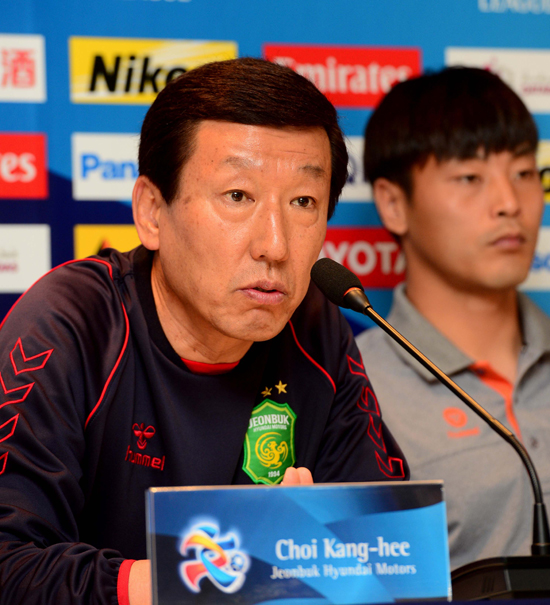 최강희 감독 승리 의지 최강희(왼쪽) 전북 현대 감독이 25일 열린 전북과 베이징 궈안의 2015 아시아축구연맹 챔피언스리그 16강 2차전 사전 기자회견에서 권순태와 참석해 말하고 있다. / 한국프로축구연맹 제공