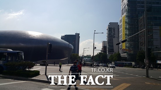 롯데 피트인은 동대문의 랜드마크인 동대문디자인플라자와 5분 거리에 위치하고 있다.