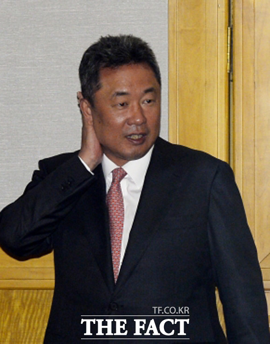 전 감독의 미래는? 출국 금지된 전창진 감독은 곧 경찰에 소환돼 승부 조작 및 불법 베팅에 대한 조사를 받을 것으로 보인다. / 더팩트 DB