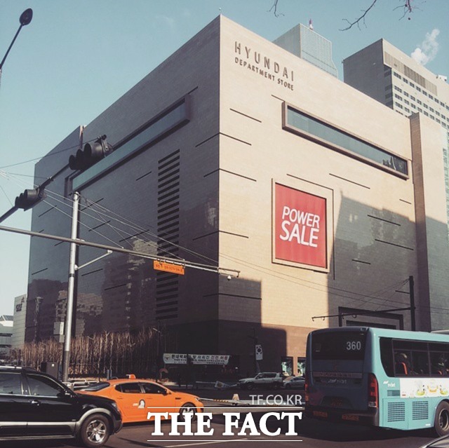 현대백화점그룹은 서울 시내 면세점 후보지로 삼성동 현대백화점 무역센터점 2개 층을 확정지었다.