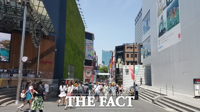 명동은 여전히 외국인 관광객들로 넘쳐나고 있다.