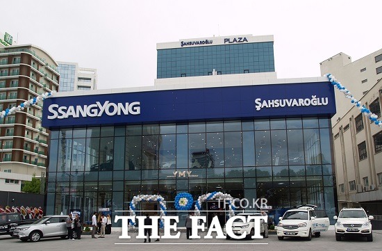 쌍용차, 터키 내 최대 규모 대리점 오픈 현지 공략 박차 쌍용자동차는 아시아와 유럽의 교두보인 터키에 글로벌 최대 규모 대리점을 오픈하고 티볼리를 론칭하는 등 본격적인 현지 SUV 시장 공략에 나섰다고 26일 밝혔다. / 쌍용자동차 제공