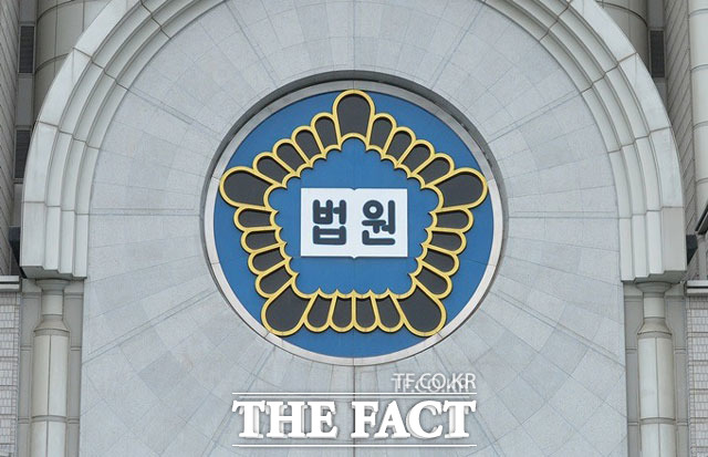 죄책이 무겁다 수원지법 형사15부는 전 동거녀 몸에 휘발유를 뿌리고 붙을 붙여 살해하려 한 혐의(살인미수 등)로 기소된 남 모(48) 씨에게 징역 4년을 선고했다고 25일 밝혔다. 전 동거녀의 이별 통보에 앙심을 품은 남 씨는 올 1월 19일 오전 8시 20분께 미리 준비해둔 휘발유와 흉기를 들고 이 같은 범행을 저질렀다. /더팩트DB