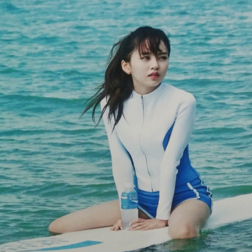 김소현 사진에 삼촌팬들 심쿵 김소현이 수영복을 입고 찍은 사진이 팬들의 관심을 모으고 있다./ 온라인 커뮤니티