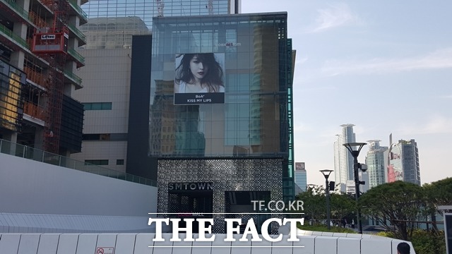 현대백화점 무역센터점 인근에는 SM엔터테인먼트가 코엑스아티움을 5년간 임대해서 마련한 한류 전용 공연장 SM타운이 있다.