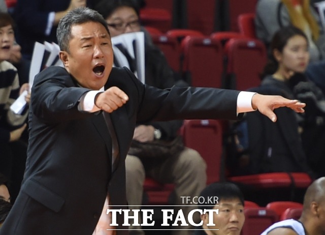 현실로 나타난 전토토 전창진 전 부산 KT 감독이 지난해 11월 14일 인천 삼산월드체육관에서 열린 2014-2015 KCC 프로농구 인천 전자랜드와 원정 경기에서 선수들에 지시를 내리고 있다. / 최용민 기자