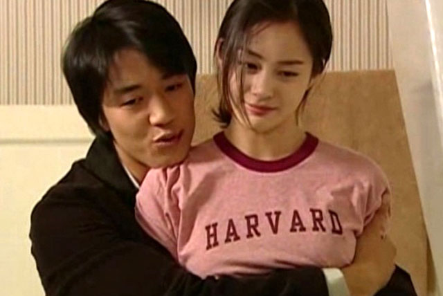 김태희 백허그 김태희는 지난 2004년 방송된 SBS 드라마 러브스토리 인 하버드에서 김래원과 호흡을 맞췄다./ SBS 러브스토리 인 하버드 캡처