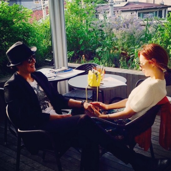 배용준 박수진 데이트 사진. 배우 배용준(왼쪽)이 예비 신부 박수진과 함께 찍은 사진을 올리며 결혼 발표 심정을 밝혔다. / 배용준 인스타그램