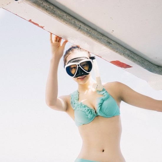 씨스타 다솜, 잘록한 허리 과시. 걸그룹 씨스타 멤버 다솜이 인스타그램에 몸매 노출 사진을 올렸다. / 다솜 인스타그램