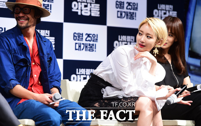 류승범 고준희 베드신 촬영. 영화 나의 절친 악당들 류승범이 함께 출연한 고준희와 촬영한  색다른 베드신을 소개하며 기대해 달라고 당부했다. /배정한 기자