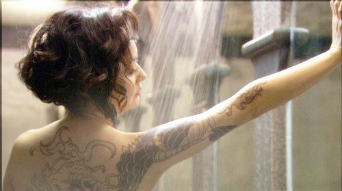 배종옥 파격 노출 화제! 배종옥이 과거 용문신을 한채로 샤워신을 소화해 화제가 되고 있다. / SBS 원더풀 마마 방송 캡처