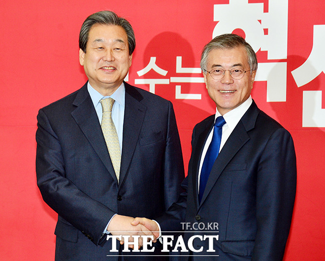 앞으로도 잘 해 봅시다 29일 새벽 국회를 통과한 공무원연금 개정안과 관련해 김무성(왼쪽) 새누리당 대표는 유종의 미를 거둔 것을 감사하게 생각한다고 평가했으며, 문재인 새정치민주연합 대표는 적정한 개혁을 우리 당이 이끌었다고 강조했다./더팩트DB