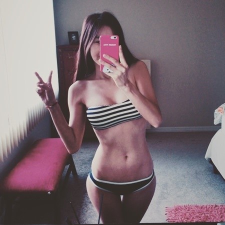 윤현숙 20대 못지않은 비키니 몸매 과시 배우 윤현숙이 탄력있는 비키니 몸매를 과시했다. /윤현숙 인스타그램