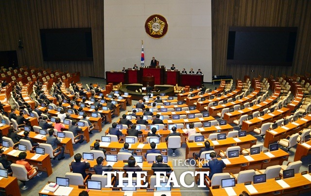 재직 중 더 내고, 퇴직 후 덜 받는 국회는 29일 새벽 본회의를 열어 공무원연금 개정안을 심의·의결했다. 표결 결과 246명이 참여해 찬성 233명, 반대 0명, 기권 13명으로 통과됐다./임영무 기자