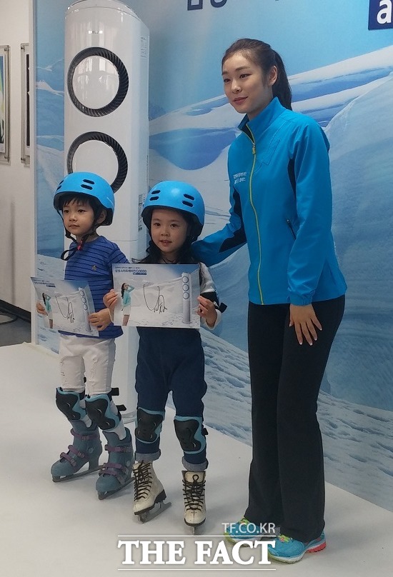 행복한 추억 쌓기! 진한결 어린이, 엄서현 어린이가 김연아(왼쪽부터) 사인이 된 종이를 들고 포즈를 취하고 있다.