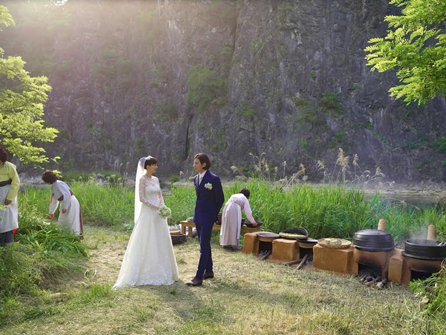 화보 같은 원빈 이나영 부부의 결혼사진. 두 사람은 30일 강원도 정선에서 극비리에 결혼식을 올렸다./이든나인 제공