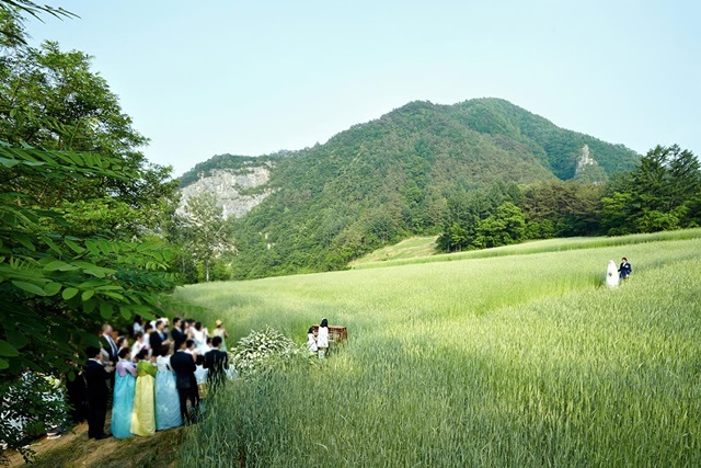 가족들만 모인 자리에서 조촐하게 결혼식을 올린 원빈과 이나영. 두 사람은 서울 방배동에 신접살림을 마련했다./이든나인 제공