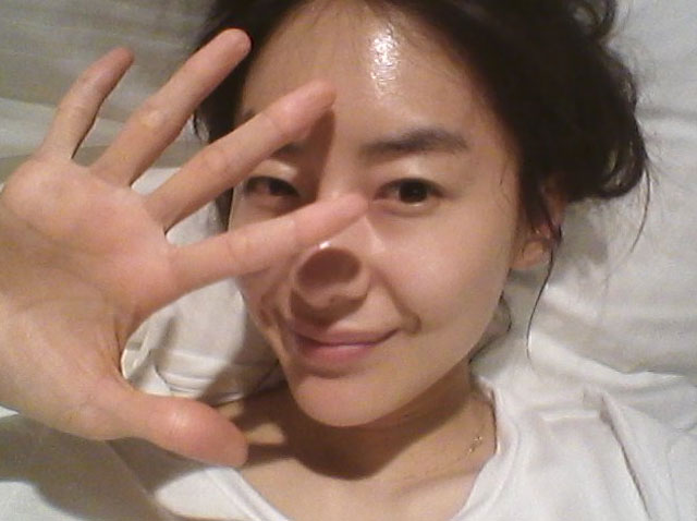 윤정희 산장미팅으로 데뷔. 윤정희는 과거 산장미팅-장미의 전쟁(이하 산장미팅)에 출연해 청순한 매력으로 남성들의 큰 인기를 얻었다. /윤정희 트위터