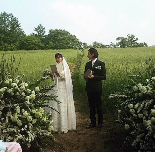 원빈 이나영 결혼. 배우 원빈과 이나영(왼쪽)의 결혼식 현장을 담은 사진이 추가로 공개됐다. /인스타그램