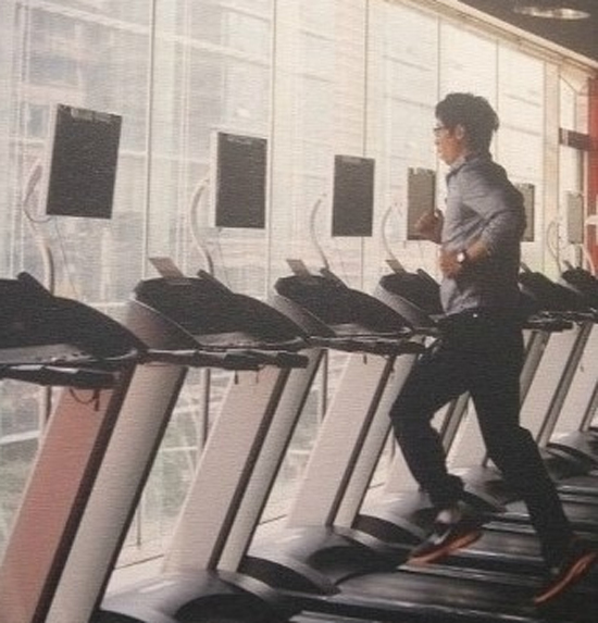 유재석 직찍. 유재석이 러닝머신 위를 달리고 있다. / 온라인 커뮤니티