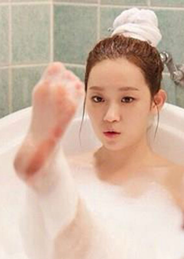 김슬기, 발바닥 누드. 김슬기는 발바닥이 섹시한 여자다./tvN 잉여공주 방송 캡처