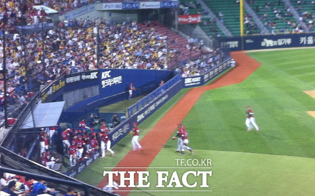 잘했다 서재응 서재응이 2일 열린 두산전에서 7회말을 막아내자 KIA 팬들이 기뻐하고 있다. / 잠실구장 = 김광연 기자