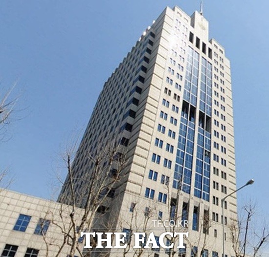 재고차익으로 2000억 원을 벌여들인 KT&G는 4년간 3300억 원을 사회에 환원하겠다고 발표했지만 그 안에는 꼼수가 숨어 있었다. /더팩트DB