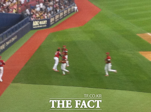 고맙다 호령아 서재응(왼쪽에서 두 번째)이 3회 호수비를 펼친 김호령(오른쪽에서 두 번째)에게 글러브 터치를 제안하며 고마워하고 있다. / 잠실구장 = 김광연 기자