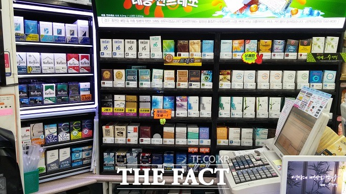 기획재정부에 따르면 지난해 5월 3억7000만 갑이었던 담배 반출량이 금연 종합대책을 내놓은 9월에 무려 6억 갑으로 수직 상승했다. 이를 통해 담배 4사에 발생한 재고차익은 무려 6000억 원에 달했다. /더팩트DB