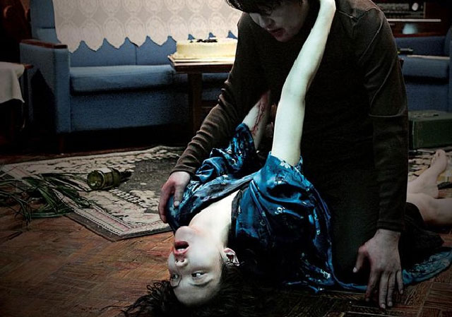 김옥빈 파격신. 김옥빈이 이희준과 결별 후 첫 공식석상에 모습을 드러낸 가운데 과거 영화 박쥐의 파격신이 눈길을 끌고 있다. /영화 박쥐 스틸