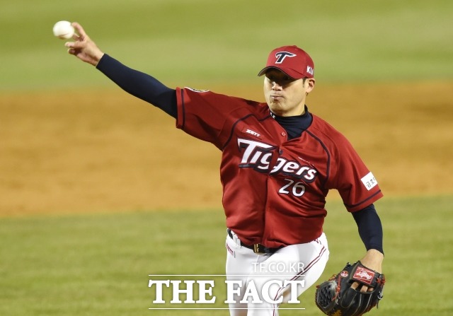 서재응 663일 만에 승리 투수 KIA 서재응이 2일 열린 두산전에서 7이닝 1실점 하며 승리 투수가 됐다. 서재응이 지난해 4월 5일 열린 두산전에서 공을 던지고 있다. / 더팩트 DB