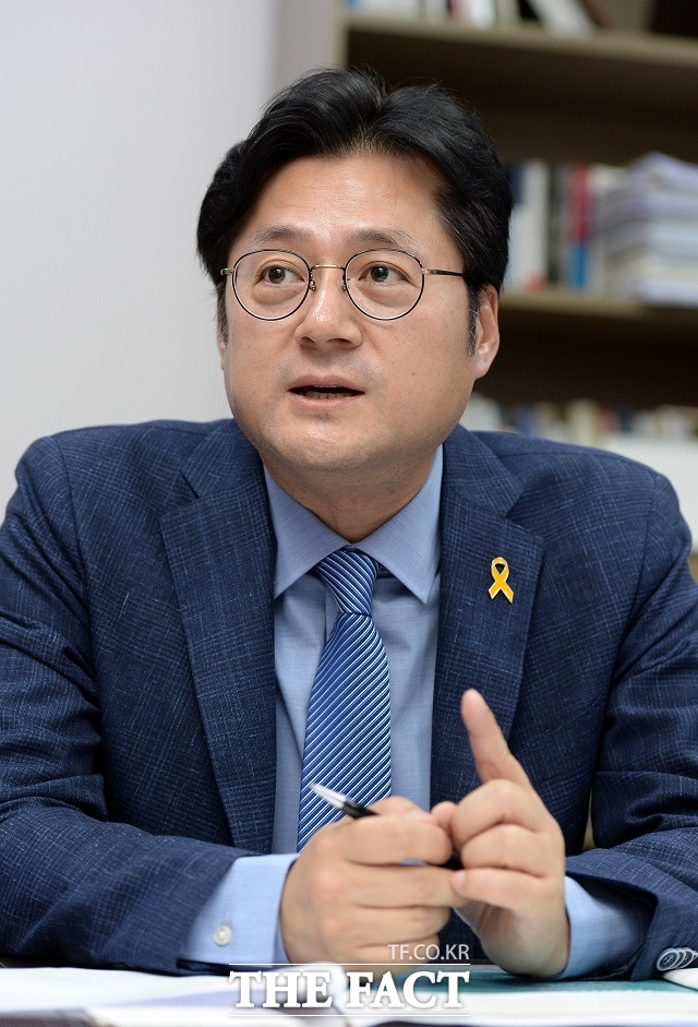 법정 공휴일을 늘리자는 게 아니에요  홍익표 의원은 법안은 놀자가 아니라 일도 잘하면서 저녁이 있는 삶, 휴식이 있는 삶을 살자는 것이라고 강조했다./국회=임영무 기자