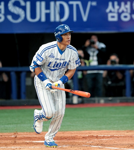400홈런이다! 이승엽이 3일 포항구장에서 열린 롯데와 홈 경기에서 KBO 리그 역사상 처 400호 홈런을 터뜨리고 있다. / 삼성 라이온즈 제공